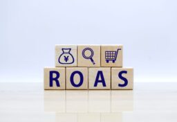 ROAS（Return On Advertising Spend）とは、広告費に対してどれだけの売上を得られたかを示す指標です。日本語では「広告費用対効果」とも呼ばれ、広告キャンペーンがどれだけ効果的であったかを評価するために使われます。ROASを計算することで、企業は広告費がどれだけの収益を生み出したかを明確に把握できます。