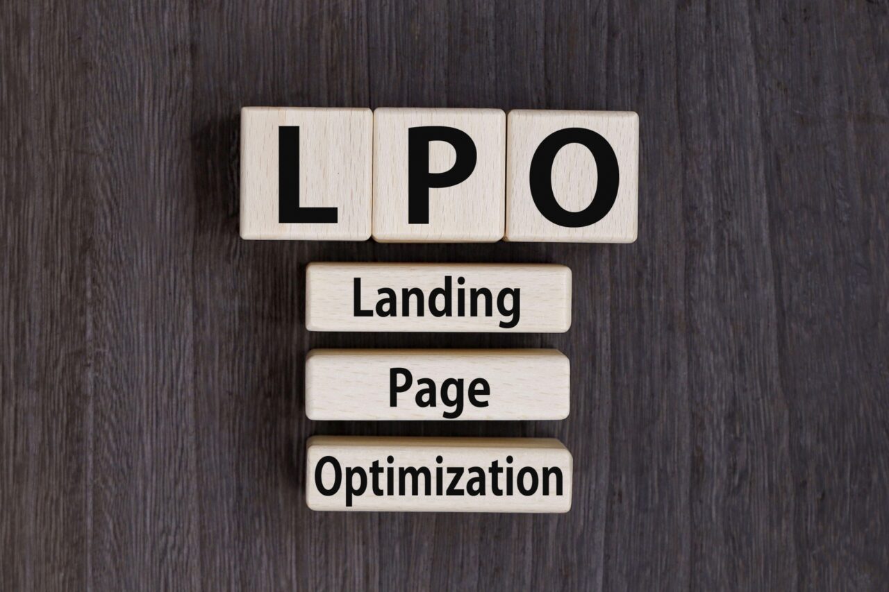 LPO（Landing Page Optimization）とは、ランディングページ（ユーザーが最初にアクセスするウェブページ）を最適化して、訪問者が目標とする行動を取る確率を高める手法です。具体的には、購入や問い合わせ、資料のダウンロードなど、特定のコンバージョンを促進するために、ページのデザインやコンテンツを改善します。