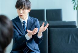 何か新しいチャレンジや課題に挑戦する際、誰に相談するかはとても重要です。 同じ職種の仲間や身近な人に相談するのも悪くありませんが、内輪の常識にとらわれ、社会全体での視点を見失ってしまうことがあります。 ※集団認知バイアス（グループシンク）とも言います