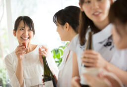 ローカルマーケティングは「売る前に、会いにいく」戦略。 数字より物語、拡散より関係。顔の見える30km圏内に深く潜るほど、リピート率とLTV（顧客生涯価値）は伸びていきます。