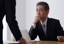 プロダクトアウトが市場で支持されない最大の理由は、消費者が求める価値を見誤っているからです。製造者側の「良いもの」基準は、市場の求める「価値」とは必ずしも一致しません。例えば、携帯電話市場において、メーカーが技術的に高度であることだけを強調しても、使いやすさやデザイン性、価格といった消費者が本当に求める要素を無視してしまうと、結局売れなくなってしまいます。
