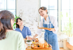 マーケティングの世界では「ファンベース」という言葉があります。 単なる顧客ではなく、共感して応援してくれる存在。「買う」「使う」にとどまらず、他の人に薦めてくれたり、困った時に支えてくれたりする「ファン」は地域の中でこそ育ちます。