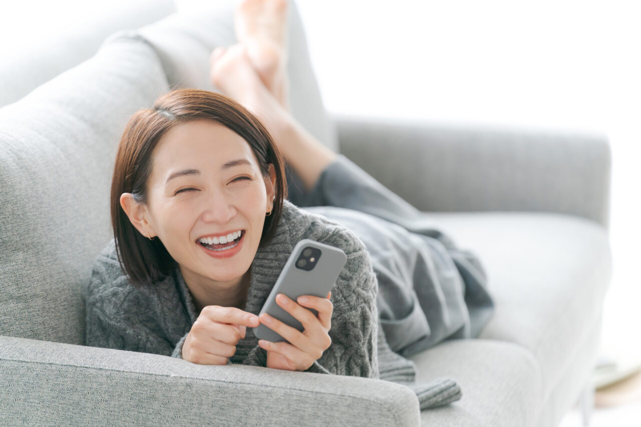 「スマホ法案」とは正式名称を「スマートフォンにおいて利用される特定ソフトウェアに係る競争の促進に関する法律」(令和6年法律第58号)といい、略して「スマホソフトウェア競争促進法」と呼ばれるもので、2024年6月に成立・公布され、2025年12月18日に全面施行される予定です。
背景には、iOSやAndroidといったスマホOSやアプリストア、課金システムの市場がAppleやGoogleといった少数の巨大事業者によって独占的に支配され、新規参入が困難になっている現状があり、独占禁止法だけでは対応が遅れるため、あらかじめ禁止行為や遵守義務を明確に定めて競争を促進する新たな枠組みとして導入されました。