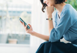 「スマホ法案」とは正式名称を「スマートフォンにおいて利用される特定ソフトウェアに係る競争の促進に関する法律」（令和6年法律第58号）といい、略して「スマホソフトウェア競争促進法」と呼ばれるもので、2024年6月に成立・公布され、2025年12月18日に全面施行される予定です。 背景には、iOSやAndroidといったスマホOSやアプリストア、課金システムの市場がAppleやGoogleといった少数の巨大事業者によって独占的に支配され、新規参入が困難になっている現状があり、独占禁止法だけでは対応が遅れるため、あらかじめ禁止行為や遵守義務を明確に定めて競争を促進する新たな枠組みとして導入されました。