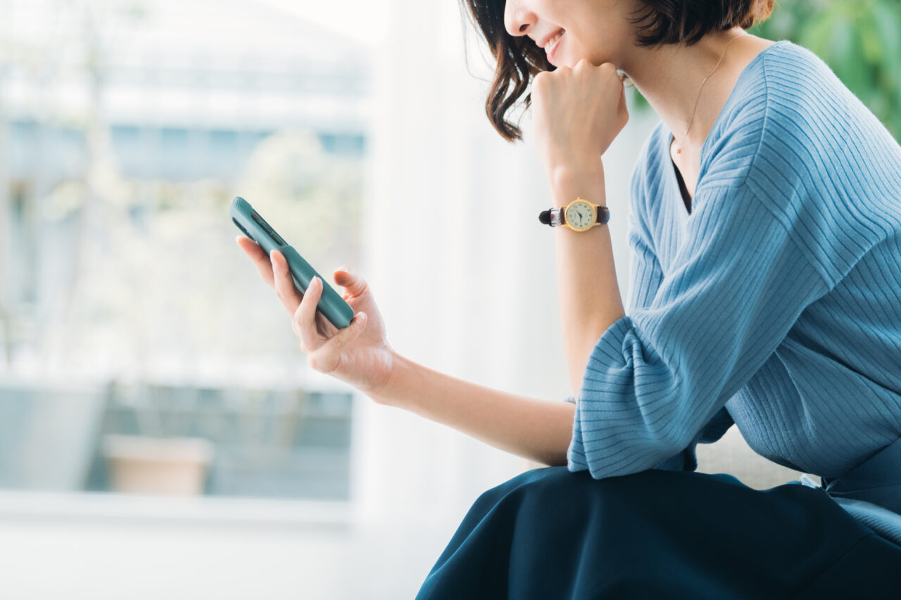 「スマホ法案」とは正式名称を「スマートフォンにおいて利用される特定ソフトウェアに係る競争の促進に関する法律」(令和6年法律第58号)といい、略して「スマホソフトウェア競争促進法」と呼ばれるもので、2024年6月に成立・公布され、2025年12月18日に全面施行される予定です。
背景には、iOSやAndroidといったスマホOSやアプリストア、課金システムの市場がAppleやGoogleといった少数の巨大事業者によって独占的に支配され、新規参入が困難になっている現状があり、独占禁止法だけでは対応が遅れるため、あらかじめ禁止行為や遵守義務を明確に定めて競争を促進する新たな枠組みとして導入されました。