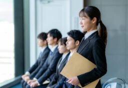 学校では「カンニング」は禁止ですし、「就活は一斉スタート」と言われれば、みんな横一線で始めるのがルールでした。与えられた枠の中で正しく行動することが求められていました。 ところが社会に出ると、そのルールは一気に変わります。むしろ どれだけ情報を調べ尽くせるか（カンニング力）、そして 誰よりも早く動けるか（フライング力） が、成果を大きく分けていきます。