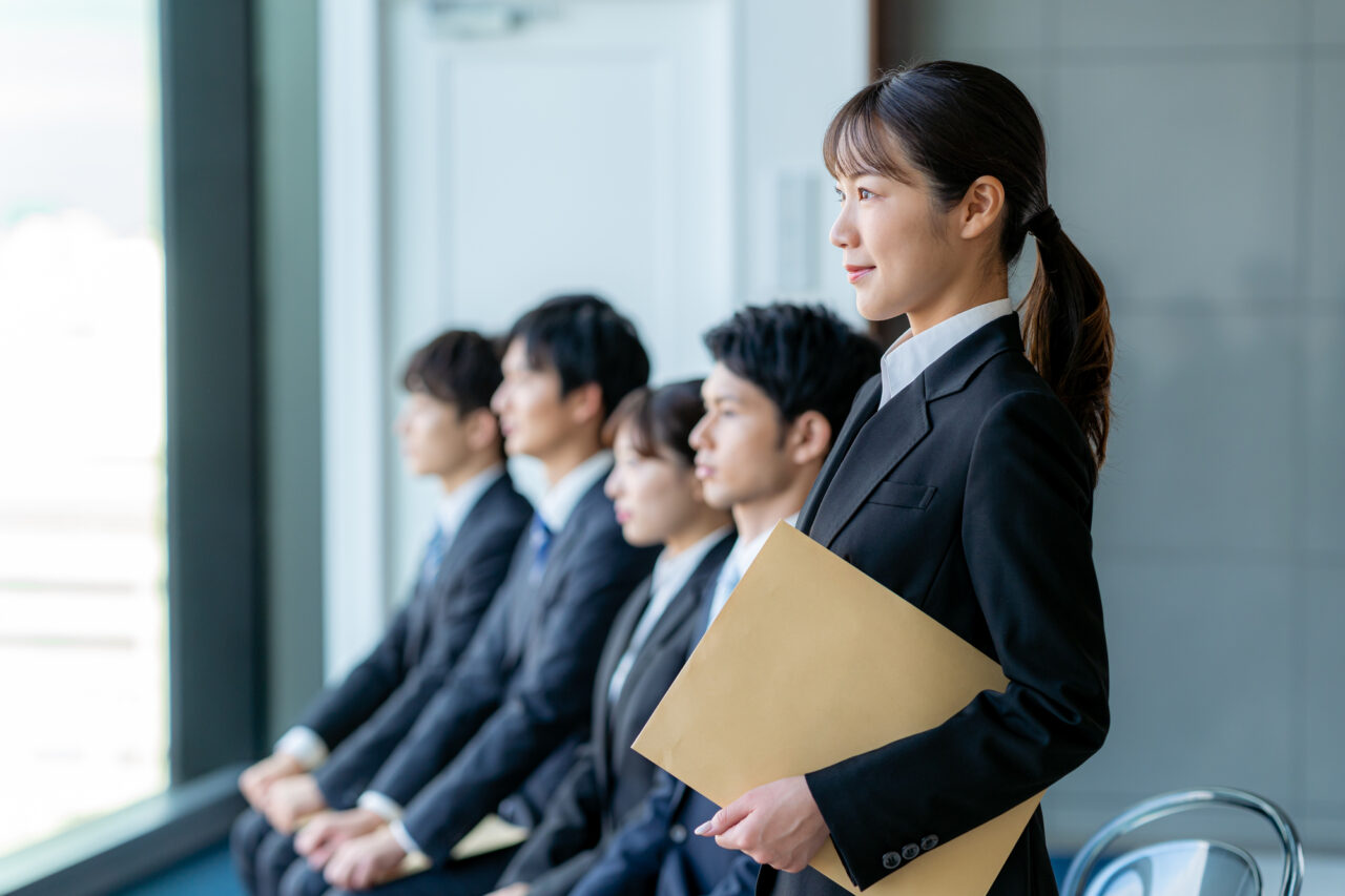 学校では「カンニング」は禁止ですし、「就活は一斉スタート」と言われれば、みんな横一線で始めるのがルールでした。与えられた枠の中で正しく行動することが求められていました。
ところが社会に出ると、そのルールは一気に変わります。むしろ どれだけ情報を調べ尽くせるか(カンニング力)、そして 誰よりも早く動けるか(フライング力) が、成果を大きく分けていきます。