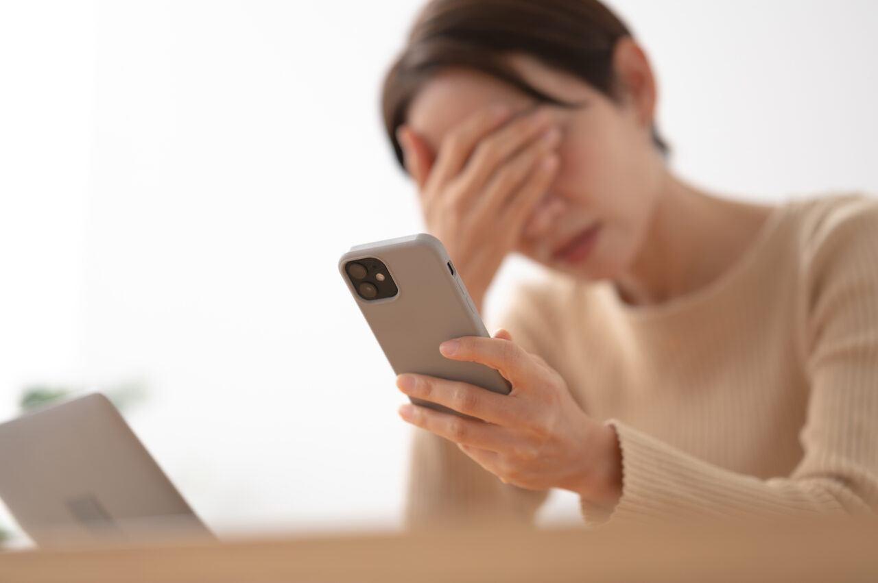 「スマホ法案」とは正式名称を「スマートフォンにおいて利用される特定ソフトウェアに係る競争の促進に関する法律」(令和6年法律第58号)といい、略して「スマホソフトウェア競争促進法」と呼ばれるもので、2024年6月に成立・公布され、2025年12月18日に全面施行される予定です。
背景には、iOSやAndroidといったスマホOSやアプリストア、課金システムの市場がAppleやGoogleといった少数の巨大事業者によって独占的に支配され、新規参入が困難になっている現状があり、独占禁止法だけでは対応が遅れるため、あらかじめ禁止行為や遵守義務を明確に定めて競争を促進する新たな枠組みとして導入されました。