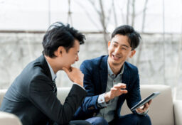 私たちが日々お世話になっている社外の方々は、「業者さん」ではありません。 一緒に考え、力を合わせて成果をつくり上げていく大切な「パートナー」です。 仕事の現場では、つい慣れた呼び方をしてしまうこともあります。けれど、「業者さん」と呼んでしまうと、相手を単なる取引先として距離を置いてしまう印象を与えてしまいます。 一方で「パートナー」と意識することで、そこには対等な信頼関係や尊重の気持ちが生まれます。お互いを尊重し合うからこそ、良い仕事ができ、より良い成果へとつながっていくのです。 もし周りで「業者さん」という呼び方をしている人がいたら、そっと「パートナー」という言葉を伝えてみましょう。その小さな意識の変化が、チームやプロジェクトを大きく成長させる第一歩になるはずです。