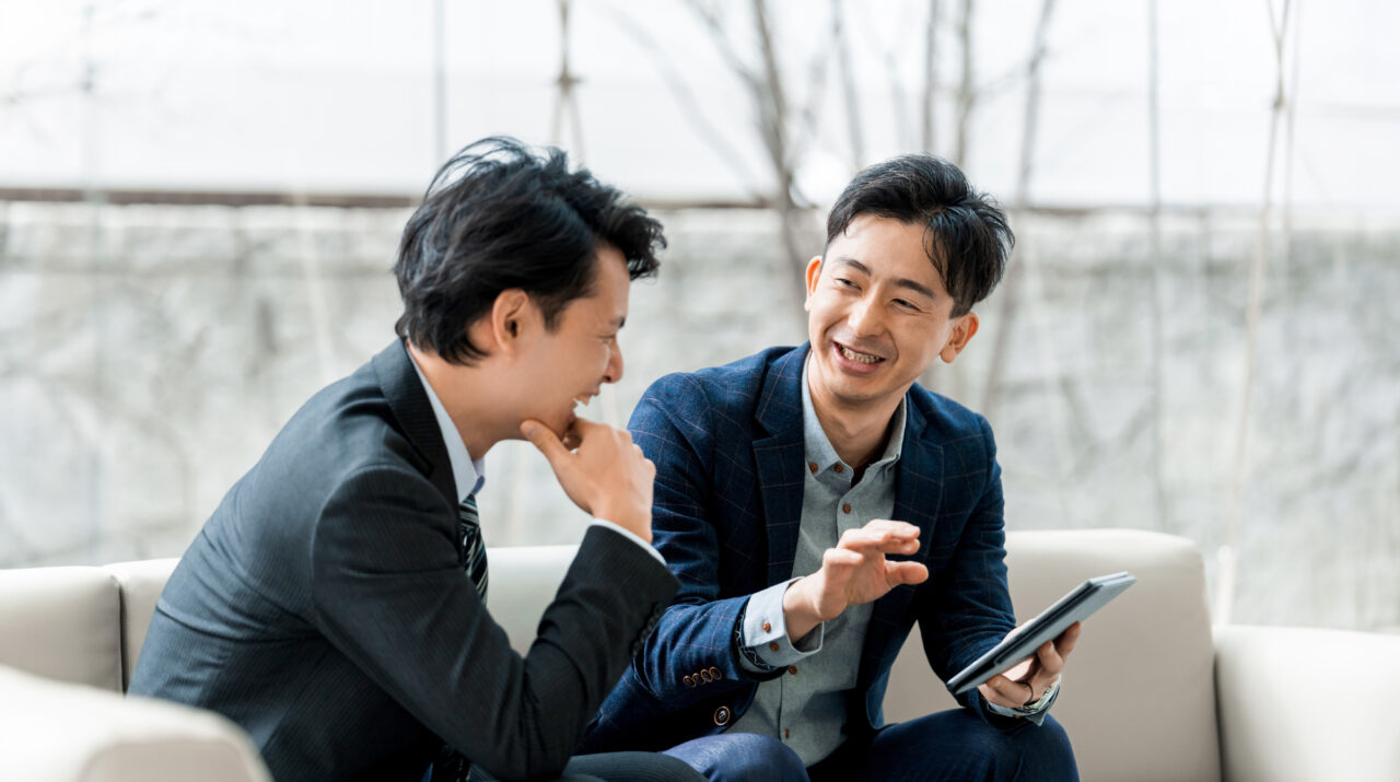 私たちが日々お世話になっている社外の方々は、「業者さん」ではありません。
一緒に考え、力を合わせて成果をつくり上げていく大切な「パートナー」です。
仕事の現場では、つい慣れた呼び方をしてしまうこともあります。けれど、「業者さん」と呼んでしまうと、相手を単なる取引先として距離を置いてしまう印象を与えてしまいます。
一方で「パートナー」と意識することで、そこには対等な信頼関係や尊重の気持ちが生まれます。お互いを尊重し合うからこそ、良い仕事ができ、より良い成果へとつながっていくのです。
もし周りで「業者さん」という呼び方をしている人がいたら、そっと「パートナー」という言葉を伝えてみましょう。その小さな意識の変化が、チームやプロジェクトを大きく成長させる第一歩になるはずです。