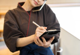 「もし自分がお客さまだったら、どう感じるだろう？」 そう考える癖を持つ人は、どんな場面でも判断の軸がぶれません。