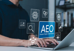 AEOとは何か AEOとは Answer Engine Optimization（アンサーエンジン最適化） の略です。従来のSEO（Search Engine Optimization）が「Google検索で上位表示されるための対策」だったのに対し、AEOは「AI検索に最適化するための対策」をいいます。 ChatGPTやPerplexity、GoogleのGemini、Microsoft Copilotなど、AIをベースにした検索エンジンが急速に普及しており、これまでのキーワード中心の検索から「会話型で答えを得る検索」へとシフトしています。この変化に対応するために生まれたのがAEOです。