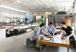 誰のアイデアであっても、まずは余裕をもって笑顔で耳を傾けましょう。その一言が、相手のやる気を引き出し、次の創造につながっていきます。