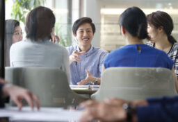 人間の魅力は、何といっても感情表現の豊かさにあります。喜びも悲しみも、怒りも楽しさも、他の生き物にはない大きな力です。せっかくなら、その感情を思いきり使って生きていきたいものです。