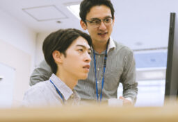 私たちが目指すのは、楽しくて成果を出せる強いチーム。そのために欠かせないのは、知識や経験を「抱え込まない」姿勢です。