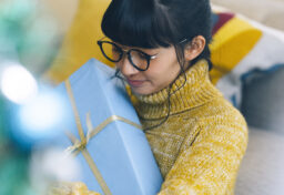 自分が贈ったプレゼントを長く大切に使ってくれる人には、「また贈りたいな」と思いますよね。逆に、その場では喜んでくれても、すぐに飽きて使わなくなってしまう人には、次のプレゼントをあげたい気持ちは湧きにくいものです。