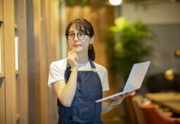 ビジネスの世界では、感覚だけで動くのではなく、数字を根拠に判断することが欠かせません。売上に対する原価、経費に対する効果など、必要な数字を常に頭に入れておくことが大切です。