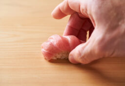 高級だから一流、安いから二流。そんな単純なものではありません。たとえば、高級ホテルのラグジュアリーなサービスも、町の人気ラーメン店の心のこもった一杯も、それぞれの分野で多くの人に支持される「一流」です。 ただし、その魅力や違い