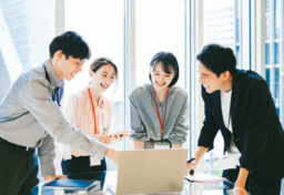 毎日の仕事は、始まりの一歩で大きく変わります。朝、職場のドアを開ける前に、自分の気持ちをほんの少し前向きに整えるだけで、一日の空気が違ってくるものです。たとえば「今日は昨日より1℃だけ気持ちを上げよう」と意識するだけでも、自然と表情や言葉が明るくなります。 そして大切なのは、仲間との関わり方です。会話の中で否定から入るのではなく、「いいね」「やってみよう」と肯定的に受け止めることで、チーム全体に前向きなエネルギーが広がっていきます。 もし周囲に、無意識にテンションを下げてしまう人がいたとしても、突き放すのではなく、愛情を持ってフォローしていくことが必要です。声をかけたり、一緒に考えたりするだけで、その人の気持ちは変わり、チームの温度も保たれていきます。 チームの雰囲気は一人ひとりの意識の積み重ねでできています。だからこそ、自分から前向きな温度を灯し続けることが、最高のチームをつくる第一歩なのです。