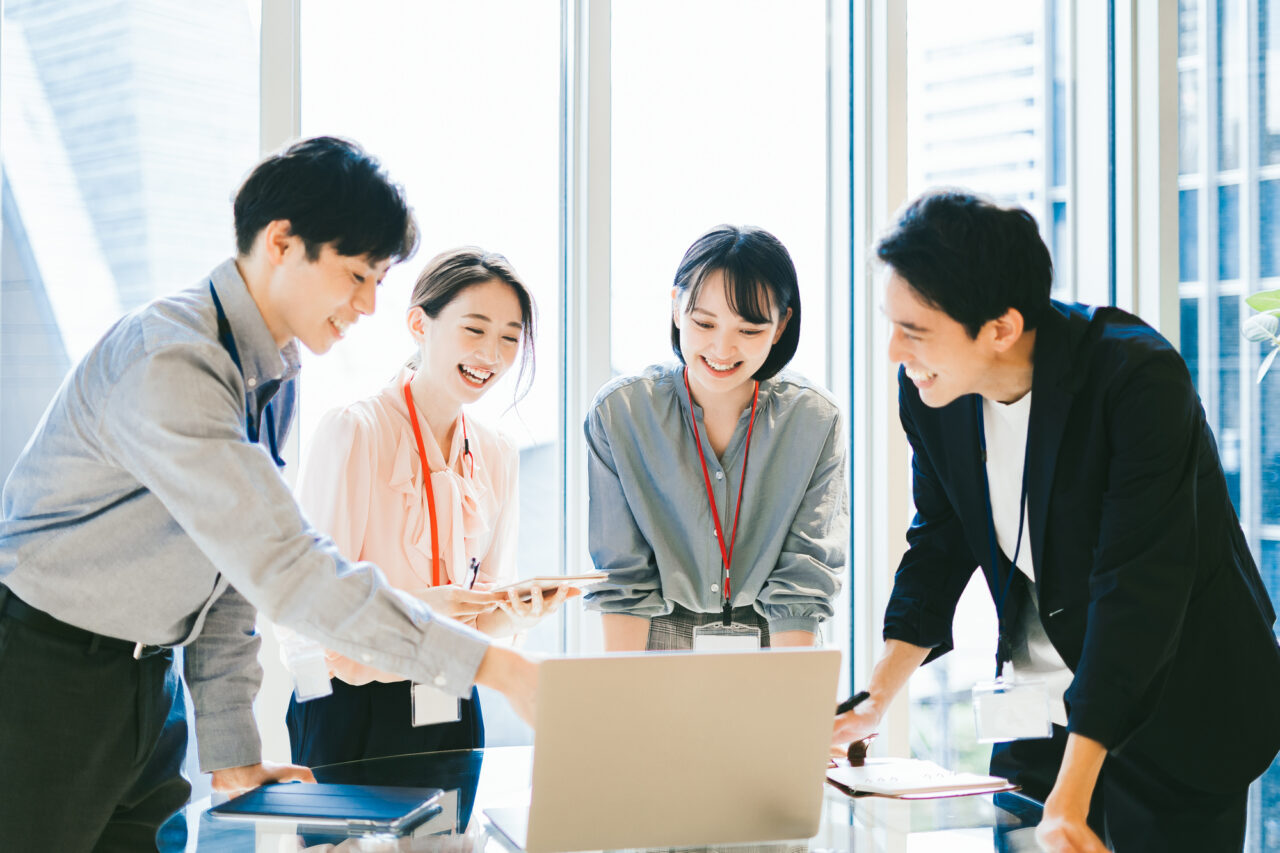 毎日の仕事は、始まりの一歩で大きく変わります。朝、職場のドアを開ける前に、自分の気持ちをほんの少し前向きに整えるだけで、一日の空気が違ってくるものです。たとえば「今日は昨日より1℃だけ気持ちを上げよう」と意識するだけでも、自然と表情や言葉が明るくなります。
そして大切なのは、仲間との関わり方です。会話の中で否定から入るのではなく、「いいね」「やってみよう」と肯定的に受け止めることで、チーム全体に前向きなエネルギーが広がっていきます。
もし周囲に、無意識にテンションを下げてしまう人がいたとしても、突き放すのではなく、愛情を持ってフォローしていくことが必要です。声をかけたり、一緒に考えたりするだけで、その人の気持ちは変わり、チームの温度も保たれていきます。
チームの雰囲気は一人ひとりの意識の積み重ねでできています。だからこそ、自分から前向きな温度を灯し続けることが、最高のチームをつくる第一歩なのです。