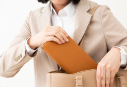 自分のお財布から買い物をするとき、少しでも安く、良いものを選ぼうとしますよね。会社のお金を使うときも、本来は同じ感覚であるべきです。