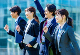 誰かから愛情や思いやりを受け取ったとき、「自分も何かを返したい」と思うことがありますよね。人は自然とそう感じるものです。 だからこそ、ねたみや嫉妬ではなく、仲間の成功を自分のことのように喜べる姿勢が大切です。「すごいね」「よかったね」と素直に伝えるだけで、相手との信頼は深まり、そこから新しい関係性が生まれていきます。