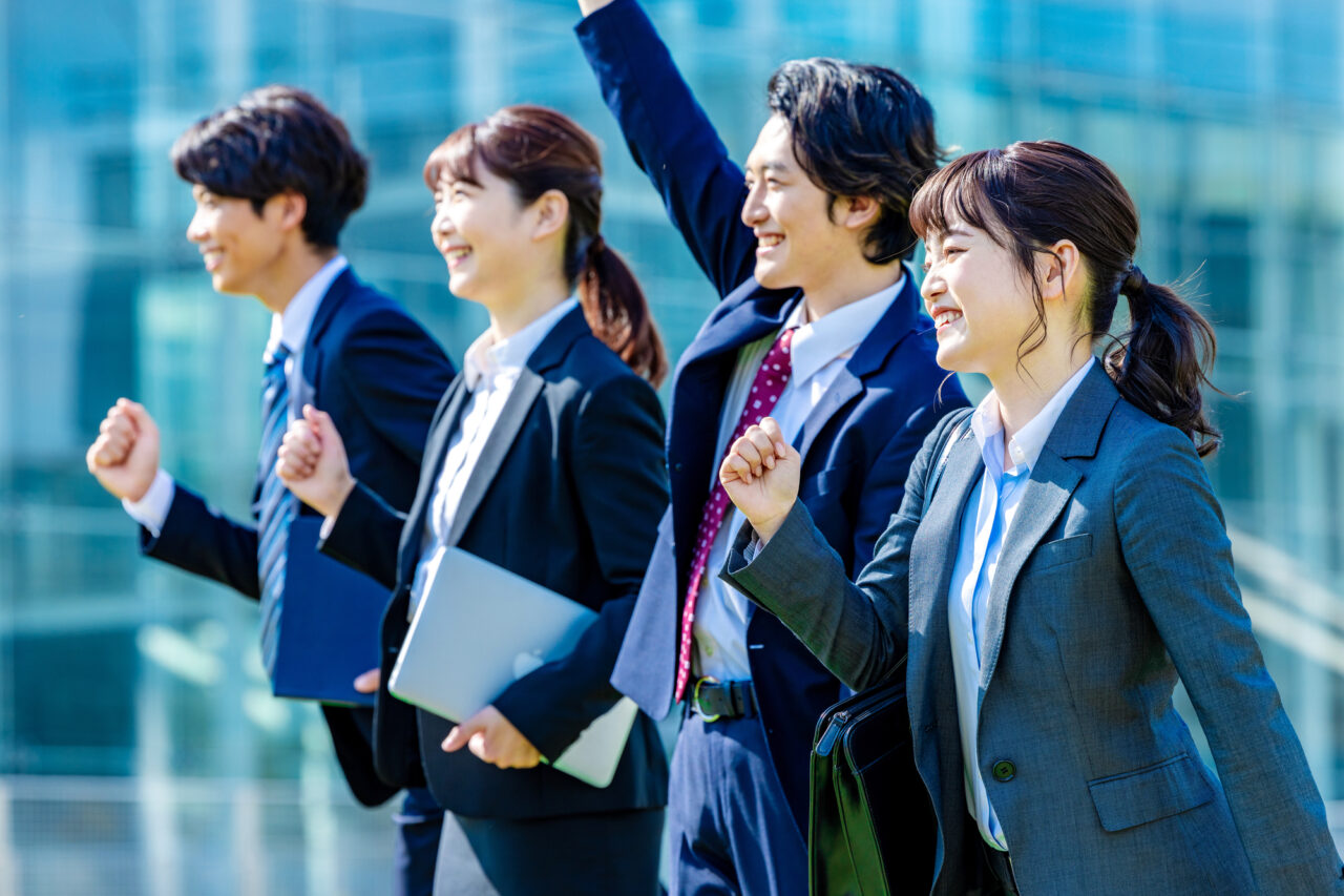 誰かから愛情や思いやりを受け取ったとき、「自分も何かを返したい」と思うことがありますよね。人は自然とそう感じるものです。
だからこそ、ねたみや嫉妬ではなく、仲間の成功を自分のことのように喜べる姿勢が大切です。「すごいね」「よかったね」と素直に伝えるだけで、相手との信頼は深まり、そこから新しい関係性が生まれていきます。
他人の成功を心から喜べる人のまわりには、自然と人やアイデアが集まります。その輪が広がることで、気がつけば最高のチームができあがっているのです。
人とのつながりは、競い合うだけでは育ちません。喜びを共有できるからこそ、次の成功もまた一緒に迎えられるのです。