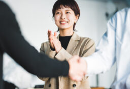誰かから「ありがとう」と言われると、心がふっと温かくなりますよね。実はその気持ちは、私たち自身が感謝を伝えるときにも同じように広がっていきます。 どんな小さなことでも、感謝の気持ちを抱いたときには、照れずに声に出して「ありがとう」と伝えることが大切です。メールやメッセージでもいいですが、直接の言葉には不思議な力があります。相手だけでなく、自分の心までも明るくしてくれるのです。 そして「ありがとう」が重なっていくと、まわりの空気が変わり、人間関係が柔らかくなっていきます。その連鎖が広がれば、自分のまわりは自然と幸せな気持ちで満たされていくでしょう。 毎日の中で少し意識をして、感謝を言葉にしてみませんか？その一言が、あなたの世界をもっと心地よいものにしてくれるはずです。