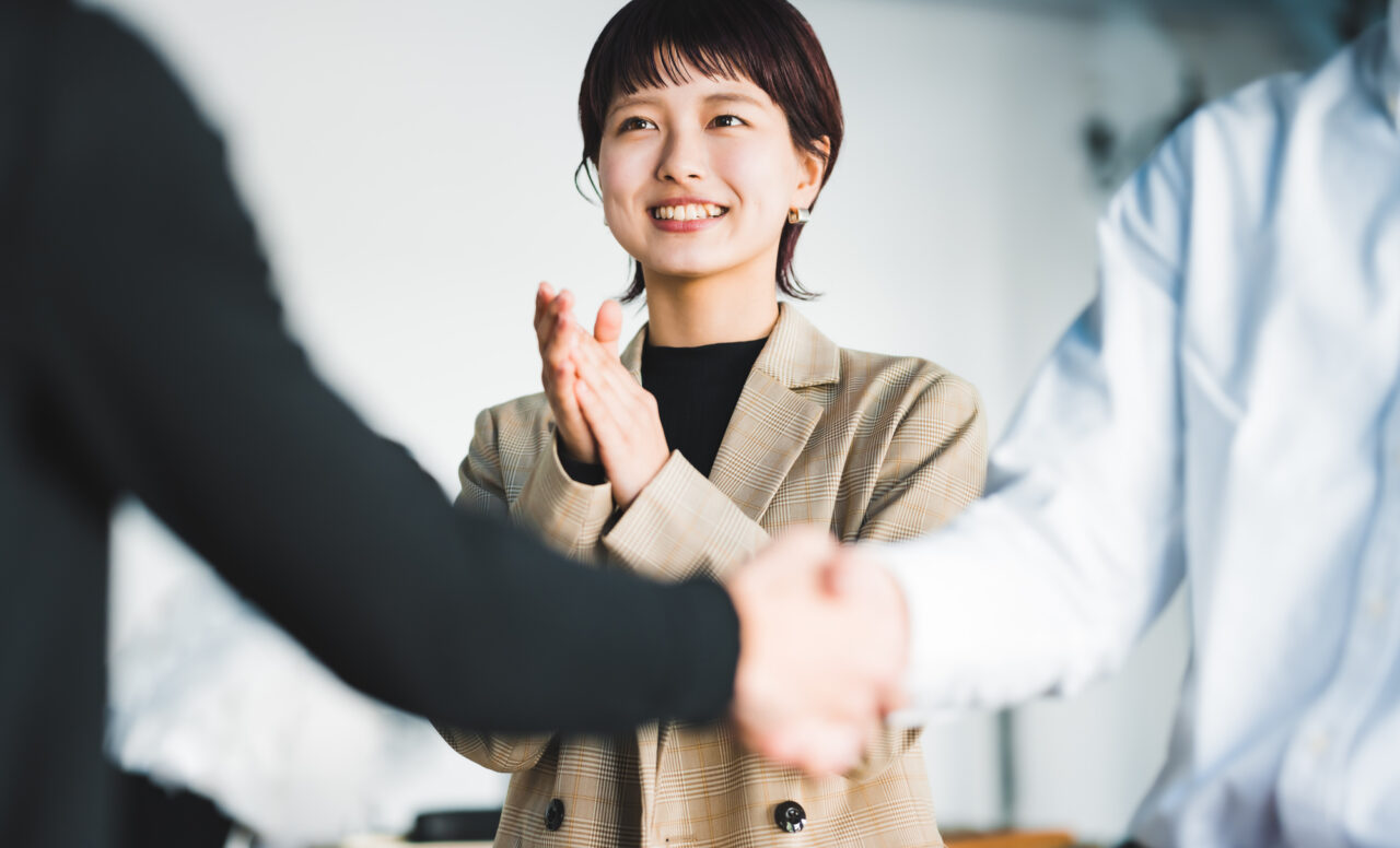 誰かから「ありがとう」と言われると、心がふっと温かくなりますよね。実はその気持ちは、私たち自身が感謝を伝えるときにも同じように広がっていきます。
どんな小さなことでも、感謝の気持ちを抱いたときには、照れずに声に出して「ありがとう」と伝えることが大切です。メールやメッセージでもいいですが、直接の言葉には不思議な力があります。相手だけでなく、自分の心までも明るくしてくれるのです。
そして「ありがとう」が重なっていくと、まわりの空気が変わり、人間関係が柔らかくなっていきます。その連鎖が広がれば、自分のまわりは自然と幸せな気持ちで満たされていくでしょう。
毎日の中で少し意識をして、感謝を言葉にしてみませんか?その一言が、あなたの世界をもっと心地よいものにしてくれるはずです。
