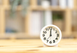 人間に与えられた1日はみんな平等に24時間。 プライベートだって、 仕事だって、 その貴重な24時間を使ってすることですから、 すべてに全力で打ち込みましょう。