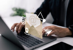 2026年1月1日からGmailが他社メールをPOP3やGmailifyで受信する機能を廃止するため、仕事用やプロバイダメールなど複数アドレスをGmailにまとめて管理していた人はその仕組みが使えなくなり、今後は元のメールサービスのWebメール利用や別メールアプリの設定など代替手段への移行が必要になります。