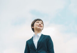 地方の企業から、採用についての悩みを聞く機会が増えています。 求人を出しても応募が少ない。出しても、なかなか続かない。条件を見直しても大きな変化がない。そんな声は少なくありません。