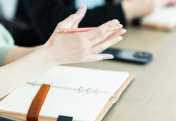 ここ最近、AIで画像をつくる、文章を書く、動画を編集する。そんなことが一気に身近になってきました。少し前まで専門的だったことが、今では誰でも手軽に試せる時代です。そうなると、「これからデザイン会社は必要なくなるのでは?」と思う方もいるかもしれません。