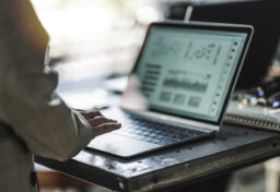 仕事をしていると、「プロですね」と言われる場面があります。 この言葉を聞くと、つい高い技術や専門知識のことを思い浮かべるかもしれません。もちろん、技術は大切です。経験を積み、知識を深め、できることを増やしていくことは、仕事をしていくうえで欠かせません。けれど、長く仕事を続けるほど思うのは、プロをプロらしく見せているのは、技術そのものよりも、その人の姿勢ではないかということです。