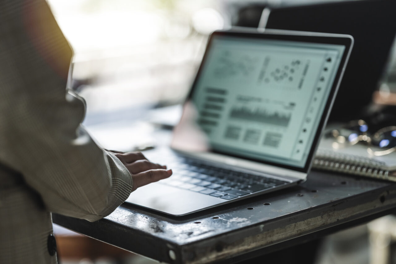 仕事をしていると、「プロですね」と言われる場面があります。
この言葉を聞くと、つい高い技術や専門知識のことを思い浮かべるかもしれません。もちろん、技術は大切です。経験を積み、知識を深め、できることを増やしていくことは、仕事をしていくうえで欠かせません。けれど、長く仕事を続けるほど思うのは、プロをプロらしく見せているのは、技術そのものよりも、その人の姿勢ではないかということです。