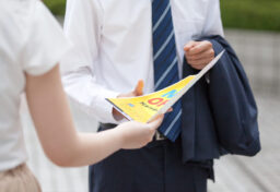 広告というと、できるだけ多くの人に見てもらうもの、というイメージがあるかもしれません。たしかに大きな企業であれば、広く認知を取ることが大きな意味を持ちます。テレビCMや大規模なWeb広告のように、多くの人の目に触れることで成果につながる場面もあります。