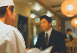 「ブランド」と聞くと、大企業や有名メーカーの話だと思われることがあります。 でも実際は、地方の会社、小さな会社ほど、ブランドが必要です。 なぜなら、地方で仕事をしていると、商品やサービスの内容だけではなかなか違いが見えにくいからです。 同じような業種の会社が並んだときに、お客様は何で選ぶのか。 価格なのか、近さなのか、それとも昔から知っている安心感なのか。 もちろんそれらも大事ですが、それだけで選ばれ続ける時代ではなくなってきています。