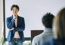 商品やサービスを伝えるとき、私たちはつい「正しいことを説明しよう」と考えがちです。 機能はこうです、価格はこうです、他社よりここが優れています。そんなふうに順番に説明すれば伝わるはずだと思ってしまいます。 もちろん、間違ったことを伝えてはいけませんし、正確さは大切です。 けれど、実際に人が動く場面では、それだけでは足りないことが多いものです。