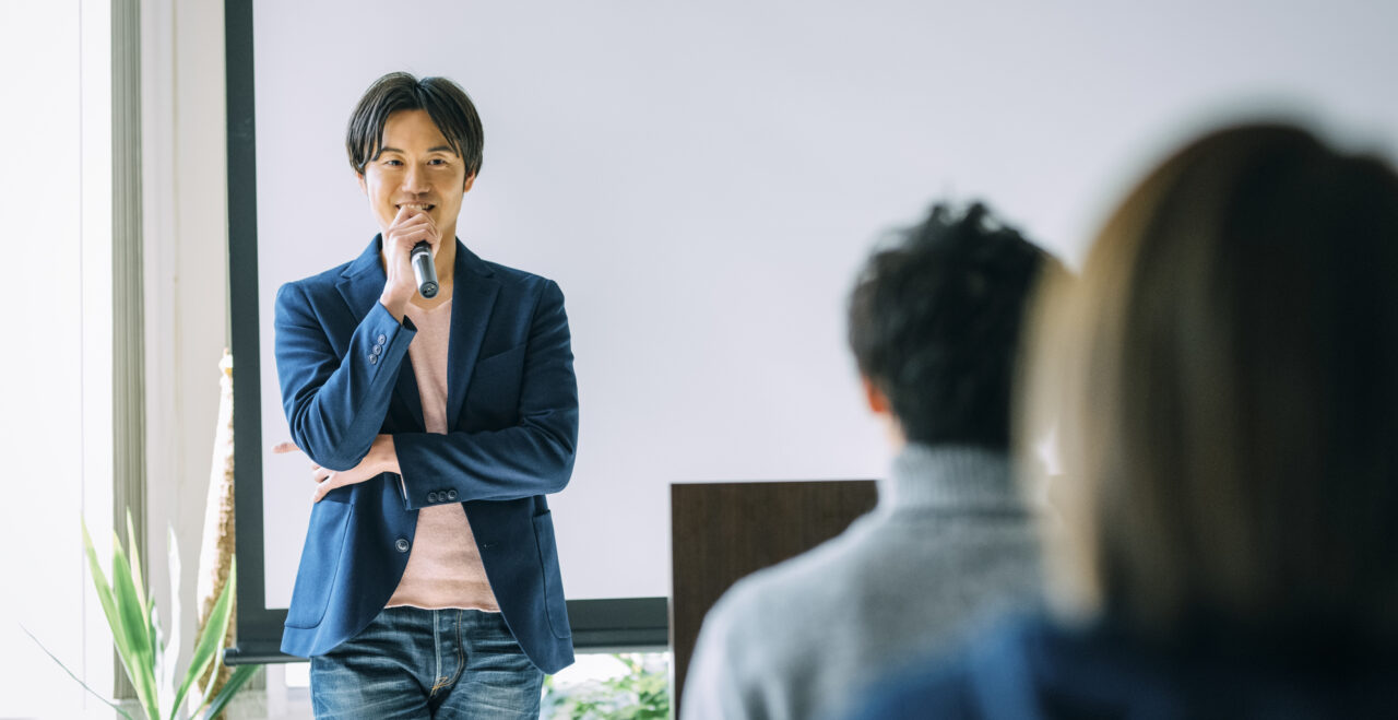 商品やサービスを伝えるとき、私たちはつい「正しいことを説明しよう」と考えがちです。
機能はこうです、価格はこうです、他社よりここが優れています。そんなふうに順番に説明すれば伝わるはずだと思ってしまいます。
もちろん、間違ったことを伝えてはいけませんし、正確さは大切です。
けれど、実際に人が動く場面では、それだけでは足りないことが多いものです。