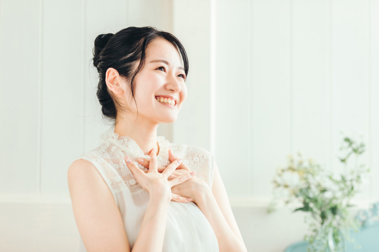 商売をしていると、どうしても避けて通れないのが価格の話です。
「もう少し安くならないか」「他社のほうが安い」と言われる場面は、どんな業種でもあると思います。もちろん価格は大事です。お客様にとって分かりやすい判断材料でもあります。けれど、価格だけで選ばれる状態が続くと、仕事はだんだん苦しくなっていきます。
