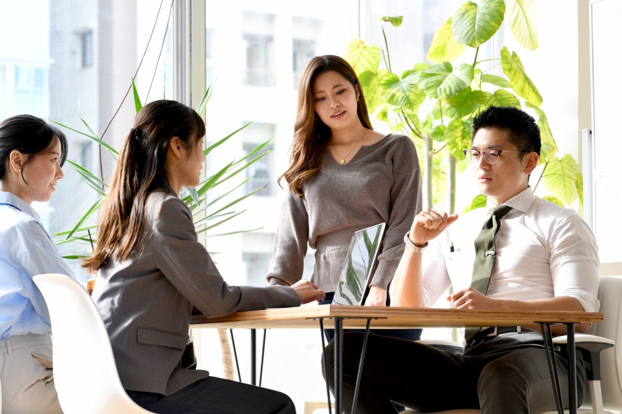 仕事の話になると、ときどき「会社のために働く」という言葉を耳にします。
もちろん、その気持ちは大切です。会社があるから仕事があり、仲間がいて、お客様と出会う機会があります。
でも、仕事に向き合ううえで本当に大切なのは、少し違うところにあるように思います。
それは、まず自分のために働くという意識です。