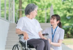 医療福祉業界におけるマーケティングというと、少し違和感を持つ方もいるかもしれません。 「病院や福祉施設がマーケティングをするのか」 「人の健康や暮らしに関わる仕事に、宣伝は必要なのか」 そう感じる方もいると思います。 しかし、これからの医療福祉業界において、マーケティングはとても大切な考え方になります。 ただし、それは物を売るための強い広告や、派手な集客のことではありません。 医療福祉業界に必要なマーケティングとは、地域の人に安心して選んでもらうために、自分たちの姿勢や役割を正しく伝えることです。