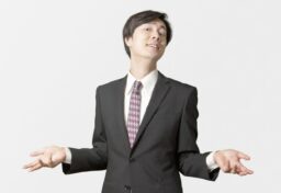 ビジネス用語は、時代とともに増えていきます。 これからもきっと、 「それ、普通に言えばよくない？」 と思う言葉は増えていくでしょう。 でも、言葉そのものが悪いわけではありません。 問題は、その言葉を使うことで、伝える努力をやめてしまうことです。