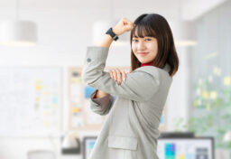 仕事には必ず時間がかかります。 そして時間は、そのままコストです。 一つの仕事にどれだけ時間を使い、その時間に対してどれだけの成果を生んだのか。 そこに無自覚なままだと、がんばっているのに会社は苦しくなる、ということが起こります。 逆に、時間の使い方と利益の関係を考えられる人は、仕事の見え方が変わってきます。 優先順位も変わりますし、準備の仕方も変わります。 「忙しい」ではなく、「価値のある時間を使えているか」を考えるようになります。