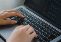 最近は、AIで文章を書いたり、アイデアを出したりすることが当たり前になってきました。 その流れの中で、プログラミングやシステム開発の世界でも、AIの役割が大きく変わってきています。 その代表のひとつが、AnthropicのClaude Codeです。