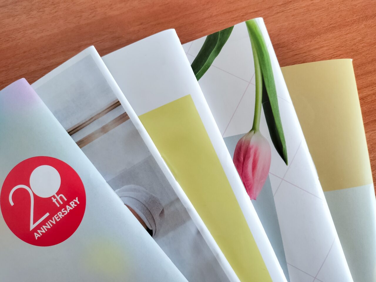 会社案内やパンフレットは、営業や採用、展示会など、さまざまな場面で会社を伝える役割を持っています。

ただ事業内容を並べるだけではなく、その会社らしさや、仕事への姿勢、選ばれている理由が伝わることで、読み手の理解も深まります。

紙のツールには、手に取って読める安心感があります。
だからこそ、情報の順番や言葉の選び方、写真の見せ方を丁寧に整えることが大切だと考えています。