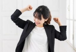 「あの人は運がいい」 仕事でも、人間関係でも、何かのチャンスをつかんだ人を見て、そう感じることがあります。 もちろん、偶然のタイミングや巡り合わせはあります。けれど、よく考えてみると、運がいい人はただ待っている人ではありません。人と会い、話を聞き、場所に出向き、何かに参加し、行動している人です。
