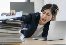 毎日まじめに働いている。 仕事もこなしている。 それなのに、なぜか自分が前に進んでいる感じがしない。 そんな感覚を持つ人は少なくないと思います。 仕事をしていれば、自然と経験は増えます。 けれど、経験が増えることと、成長することは必ずしも同じではありません。