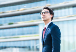 仕事を続けていると、いつの間にか「今の自分は、自分の努力でここまで来た」と思ってしまうことがあります。 もちろん、自分なりに努力もしてきた。悔しい思いもしたし、眠れない夜もあった。うまくいかない中で、それでも踏ん張ってきた時間もある。 しかし、よく考えてみると、今の自分は自分ひとりの力だけでつくられたものではありません。