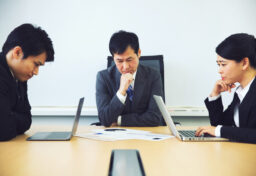 仕事をしていると、「一度みんなで認識を合わせましょう」という言葉をよく聞きます。もちろん、情報共有や方向性の確認は大切です。しかし、会議を増やせば増やすほど、組織がうまく動くようになるかといえば、必ずしもそうではありません。